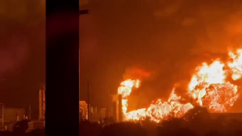 A major explosion followed by a massive fire has erupted at the Chevron oil refinery in El Segundo
