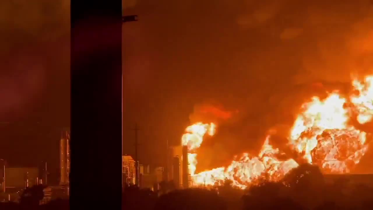 A major explosion followed by a massive fire has erupted at the Chevron oil refinery in El Segundo