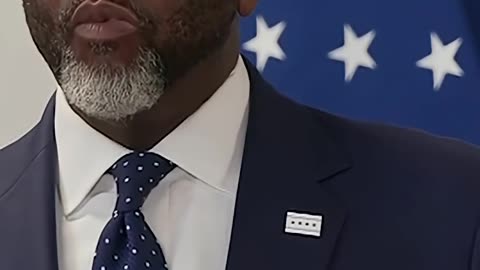 Chicago Mayor Brandon Johnson refuses to answer illegal migrant question from reporter