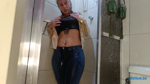 Wetlook girl shower