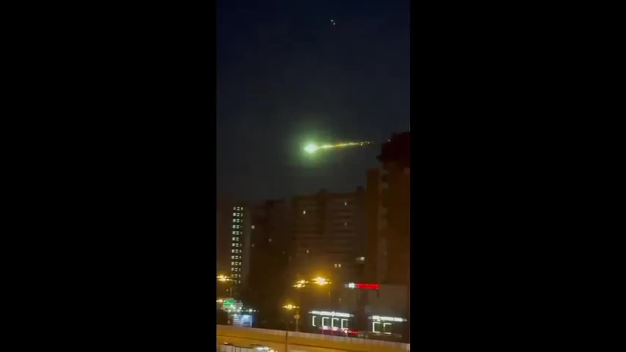 Mysterious green glowing ‘fireball’ like object spotted over sky in Moscow, Russia