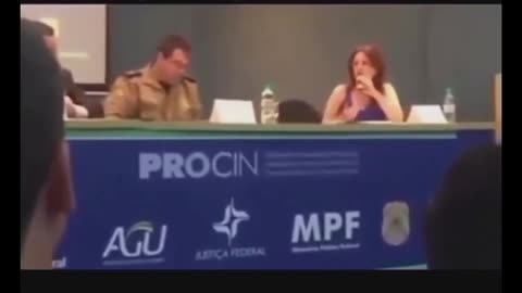 Olha o que essa louca falou para os policiais 'Só pode atirar depois que cair " 🤡