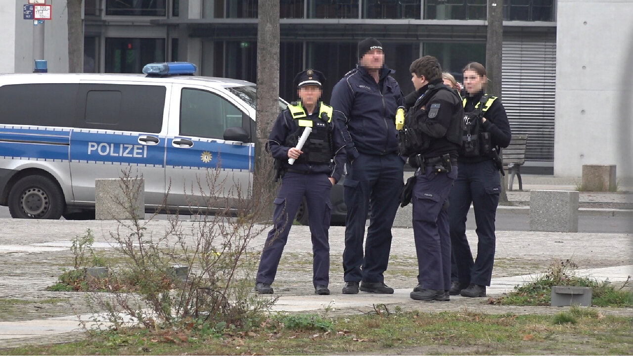 POLIZEI Berlin am 9. November 2025 - Putsch gegen die DDR!