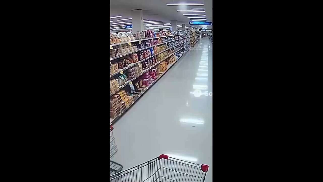 😂 When you take “shopping cart racing” way too seriously 🛒💨 Who else did this as a kid? 😅