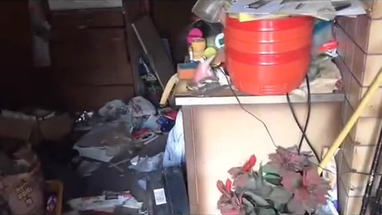 😱👻 A Man Cleans Out A Haunted House! Ghostly Encounter | TheHauntingHour