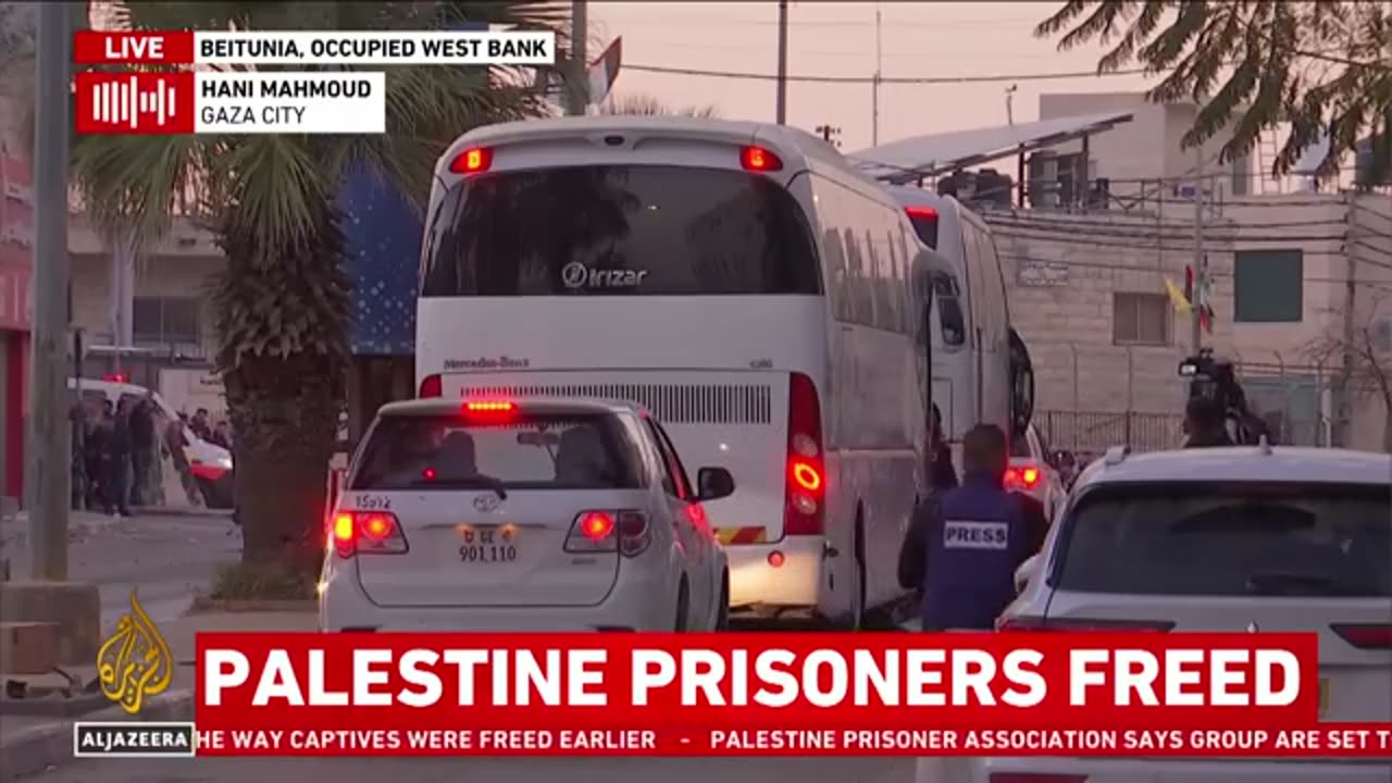 Palestinian prisoners released : Israeli forcess open fire to disperse crowds along the route