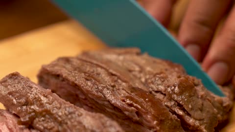 Cutting ✂️ a chicken 🥩 steak with knife asmrecic video # anas butt🗡️