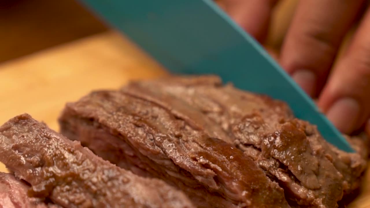 Cutting ✂️ a chicken 🥩 steak with knife asmrecic video # anas butt🗡️