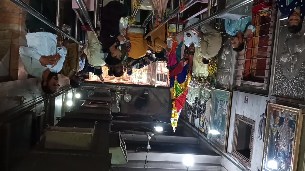 Yaha per bahut bhid hai.....