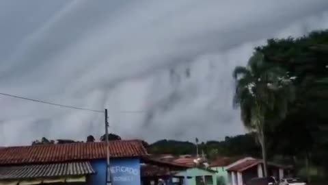 Massive thundercloud covers Brazilian cities, creating terrifying visuals