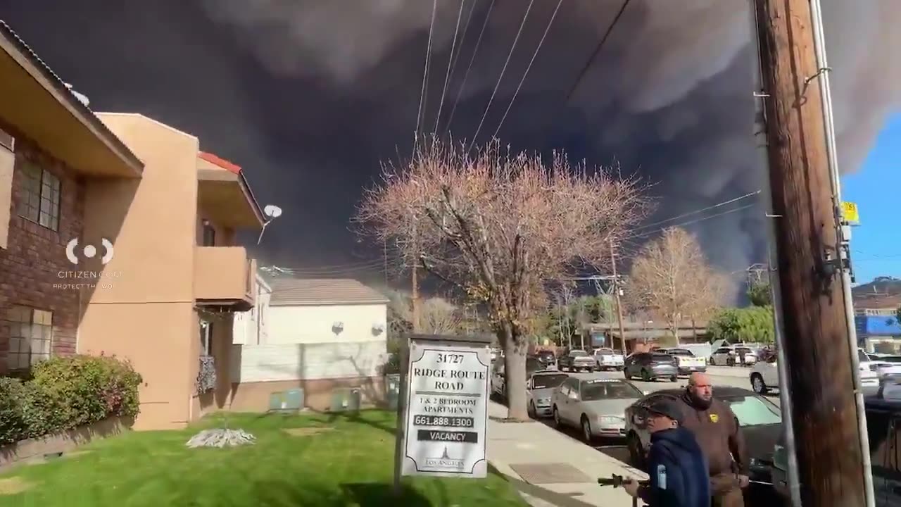 🇺🇸 California is burning again in Winter while Florida is seeing its heaviest snow in over 100 YRS