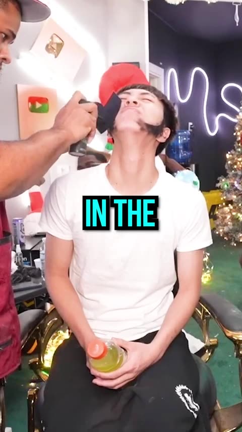 Ray getting a new haircut by Fanum 😂