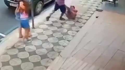 Racist woman slaps child for no reason, good Samaritan to rescue, Instant Karma