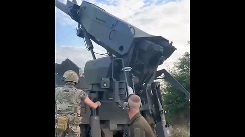 Ukranian Soldiers fires Danish 155mm Gun