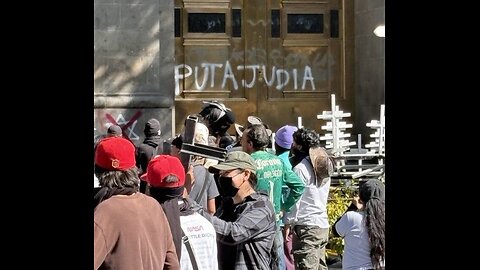 Mexicans spray-painted “Jewish whore” on the National Palace gates in Mexico, following widespread discontent with Claudia Sheinbaum, the country’s female Jewish president.