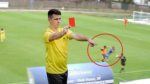 Allenatore entra in campo e ferma l'avversario: Il clamoroso intervento durante il contropiede