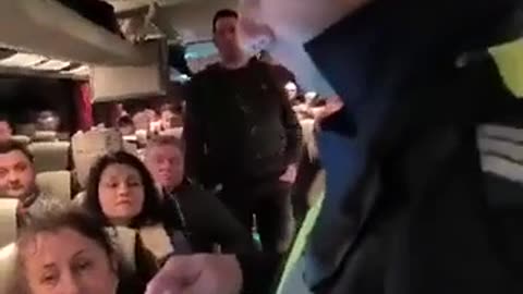 Полицай спират автобуси и... записват граждани, протестирали срещу еврото - акценти (част 2)