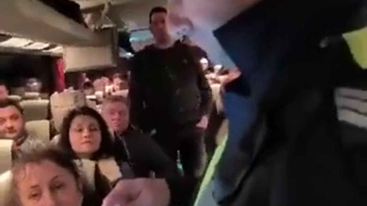 Полицай спират автобуси и... записват граждани, протестирали срещу еврото - акценти (част 2)