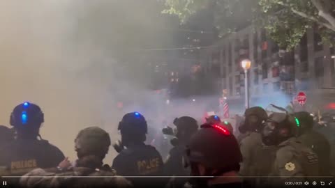 Những kẻ bạo loạn Antifa ném đạn nổ và hơi cay vào các đặc vụ DHS đang cố gắng dọn dẹp lối đi