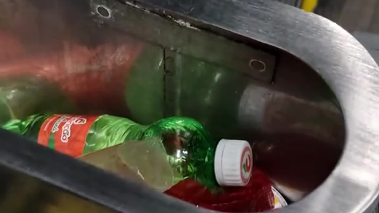 Quantidade enorme de lixo no BRT