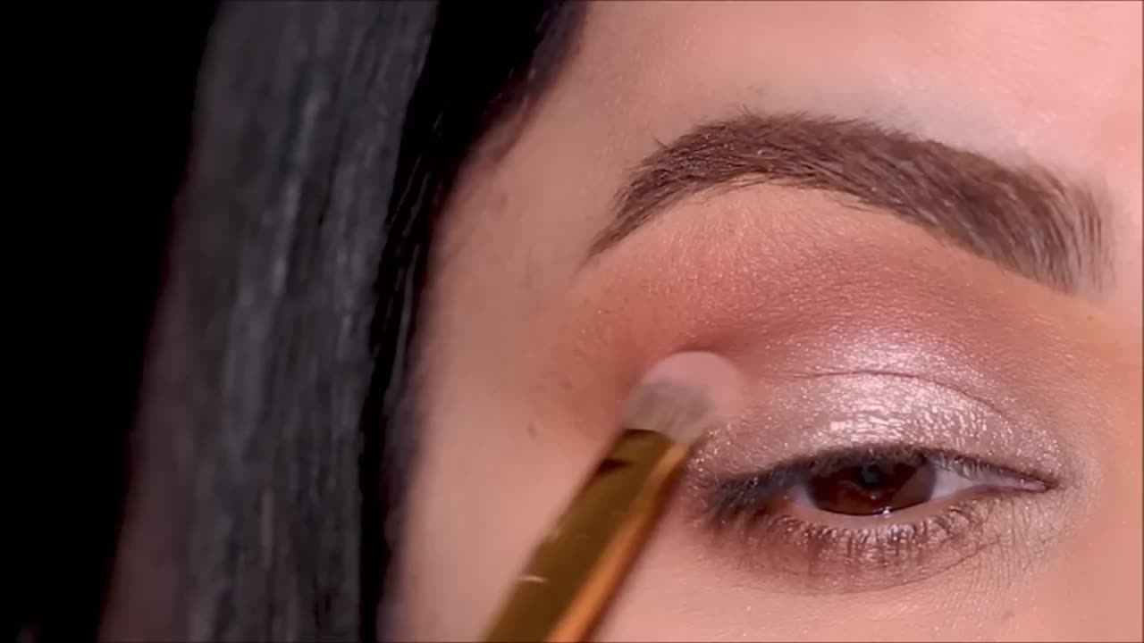 Trending: Why Your Eyeshadow Looks PATCHY & How To Fix it!