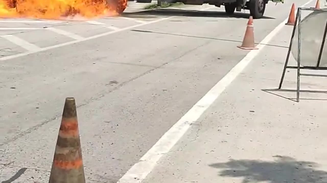 A heavy-duty truck caught fire heavily on the toll road in the Res area