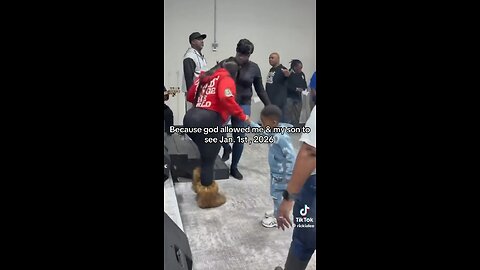 When he grabbed her hand 🫵🏽🥹🙌🏾💃🏽🕺🏽 #praisebreak