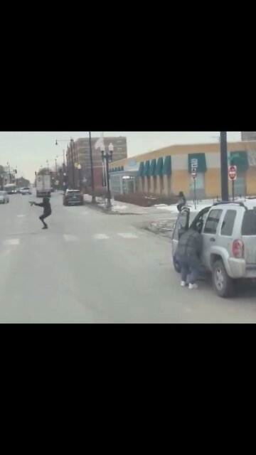 Trucker catches live gun fight in intersection in Chicago, Gresham neighborhood