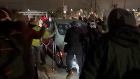 👮‍♂️ 🇺🇸 Federal agent draws gun while driving through riot outside the