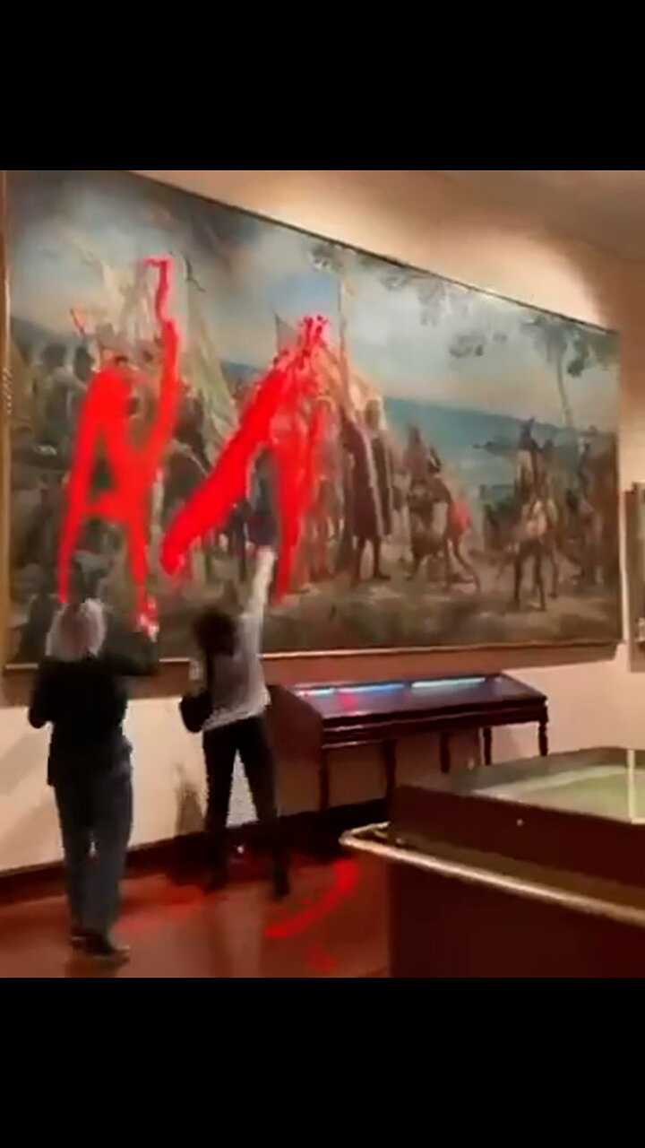 Activistas lanzan pintura roja a un cuadro de Cristóbal Colón en un museo de Madrid