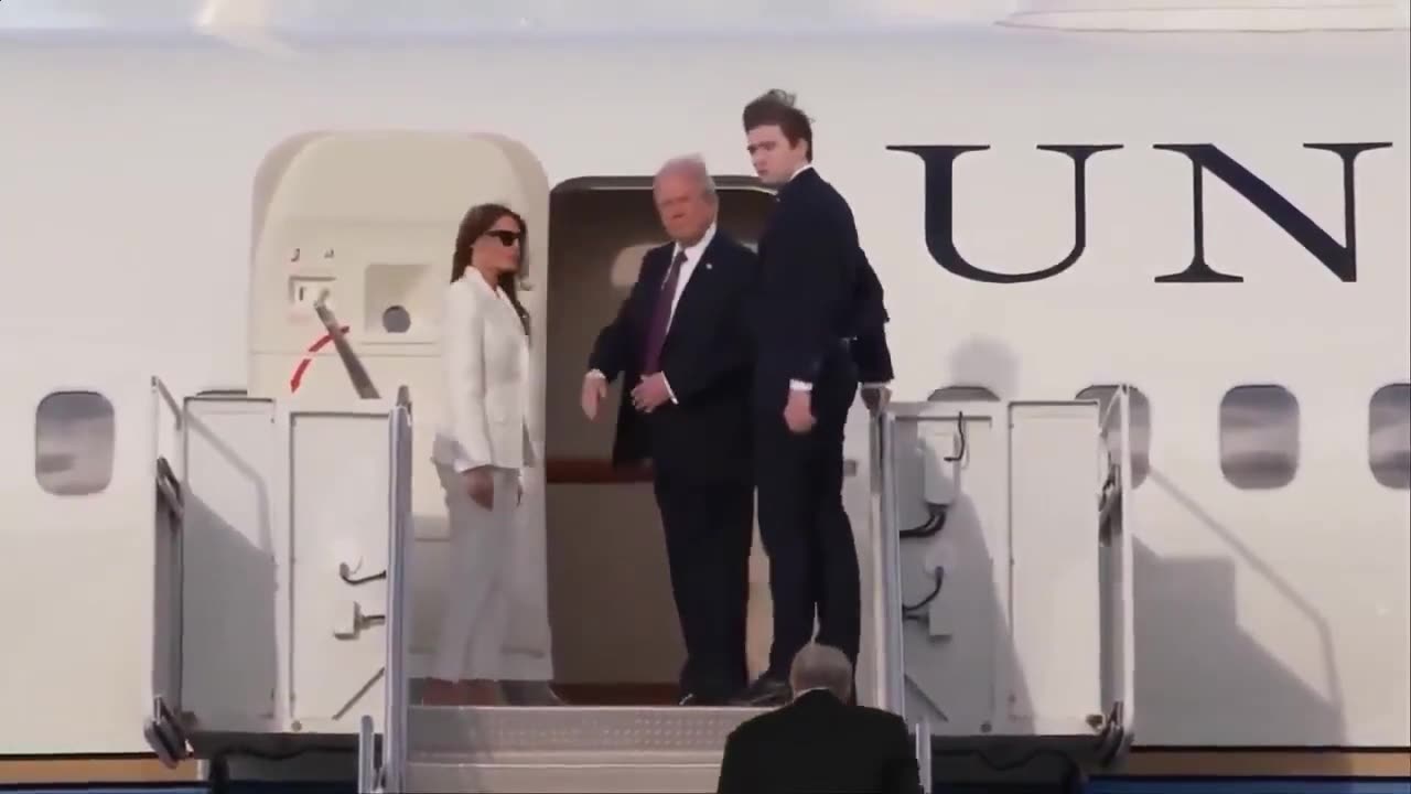 Trumps Board Air Force One as Bidens Move Out of White House