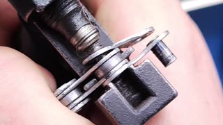 Installing a lock on a bicycle chain