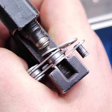 Installing a lock on a bicycle chain