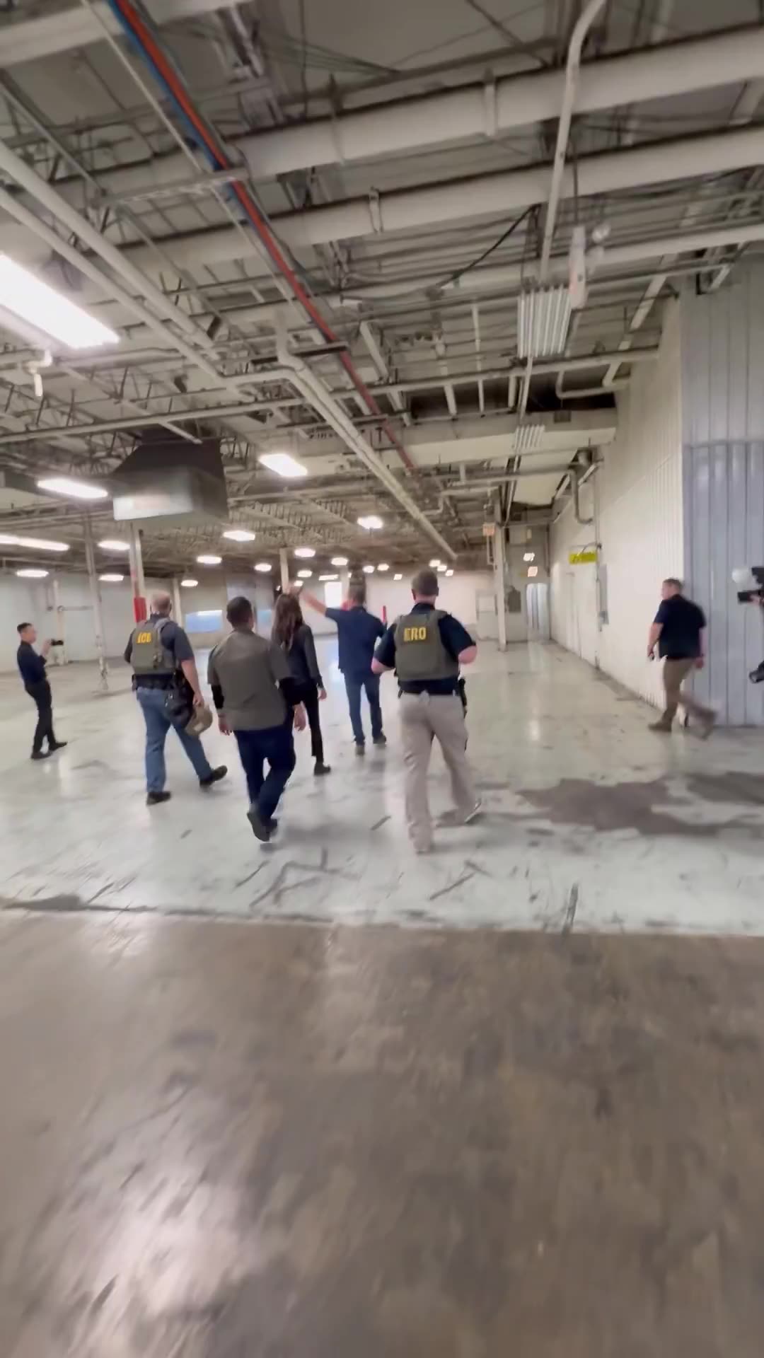 🔥WOW! DHS Sec Kristi Noem buying HUGE Chicago building - that will MULTIPLY Illegal Aliens that can be processed in Chicago & Illinois