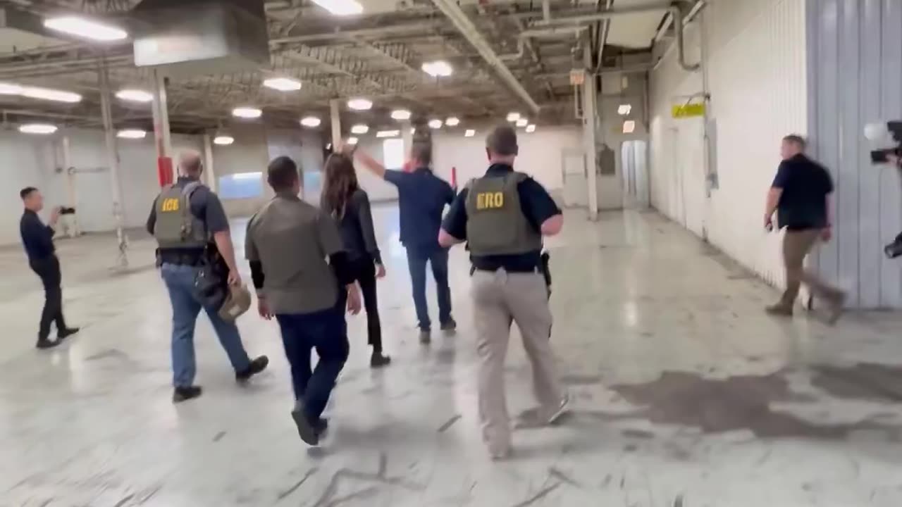 🔥WOW! DHS Sec Kristi Noem buying HUGE Chicago building - that will MULTIPLY Illegal Aliens that can be processed in Chicago & Illinois