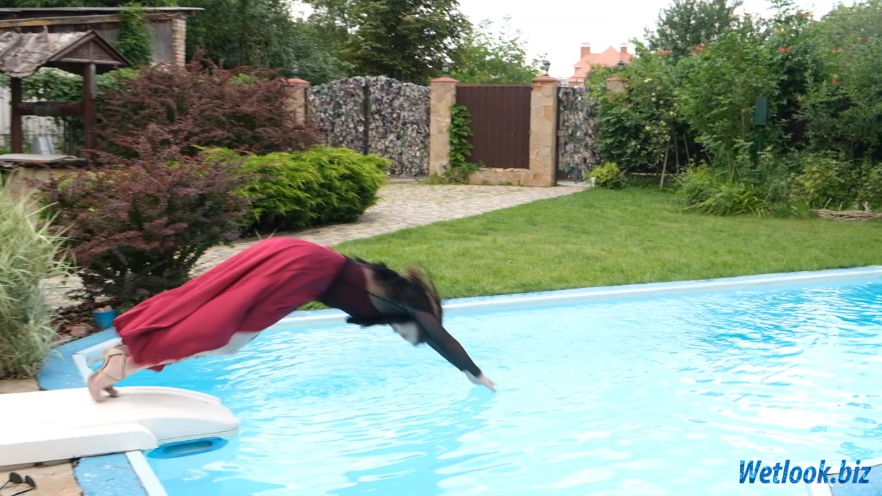 Wetlook girl in Pool