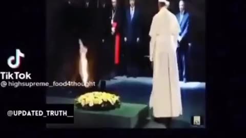 Who's Really in Charge? Pope Bows and Kisses Hand of Rothchild, Rockefeller and Kissinger.