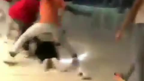 Crazy brawl between teens at the mall