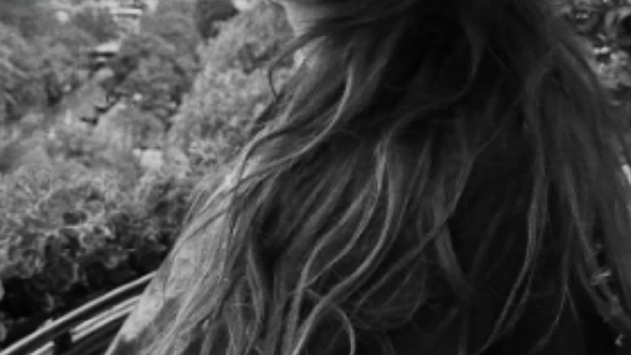 Anne Hathaway & Adam Shulman’s Sweet Red Carpet Moment #GoldenHeartAwards #AnneHathaway #AdamShulman