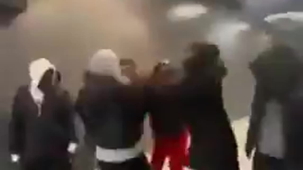 This Man Fights Off 20 People