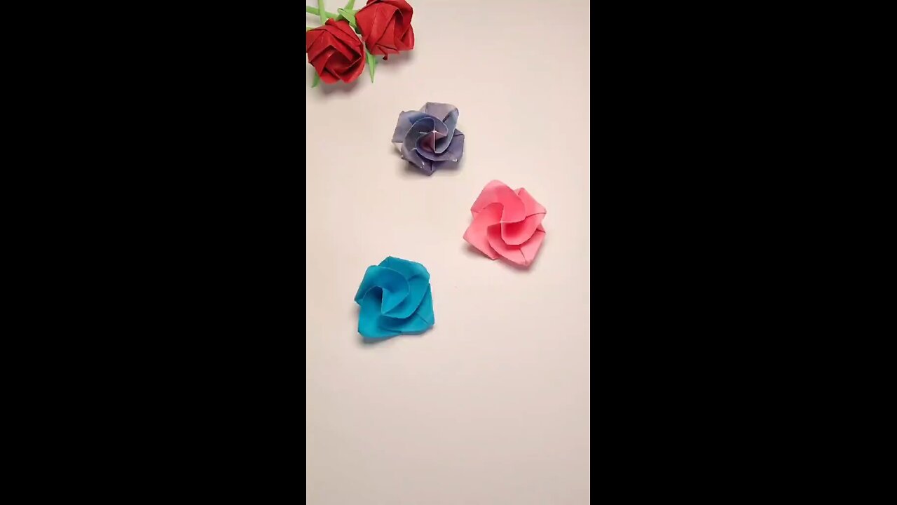 Instructions for folding beautiful, simple and easy-to-make paper petals #PaperFlowers #EasyCrafts