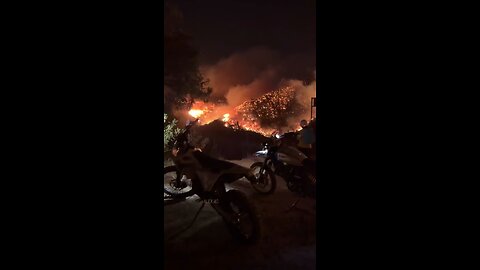 🚨 🇺🇸 DOCUMENTING THE INFERNO: Citizens Brave LA Fires on Bikes