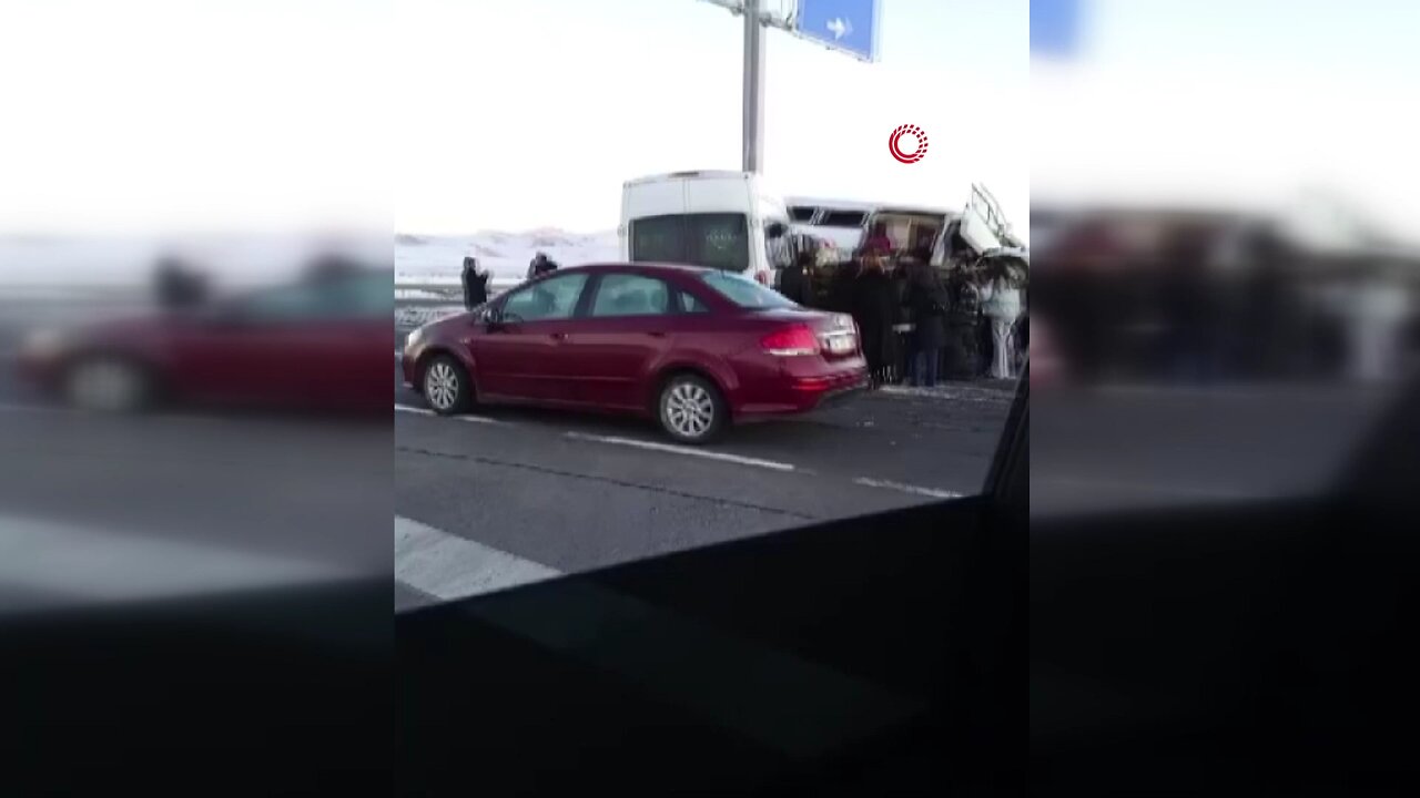 Kars'ta iki minibüs çarpıştı: 13 yaralı
