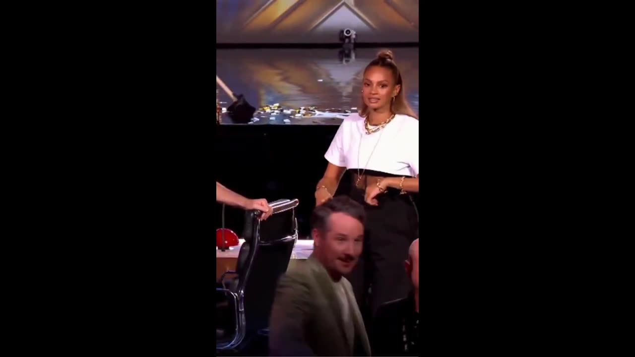 Dude applied for an audition in the middle of the show and won Simon over