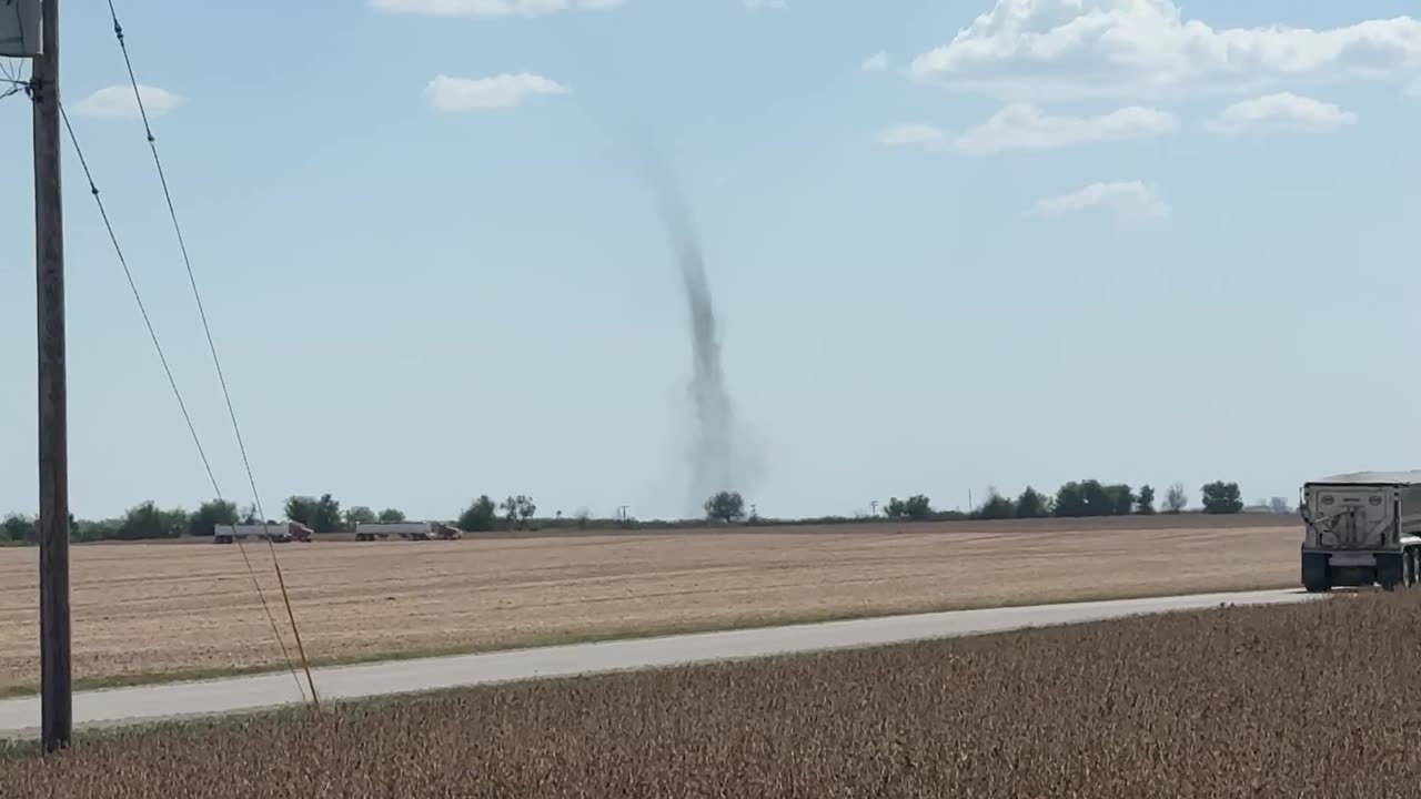 Huge Dust Devil in Central Illinois