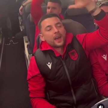 Në avionin e Kombëtares i këndohet legjendarit Adem Jashari: Bac u kry!