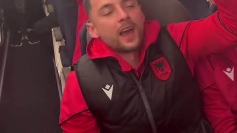 Në avionin e Kombëtares i këndohet legjendarit Adem Jashari: Bac u kry!