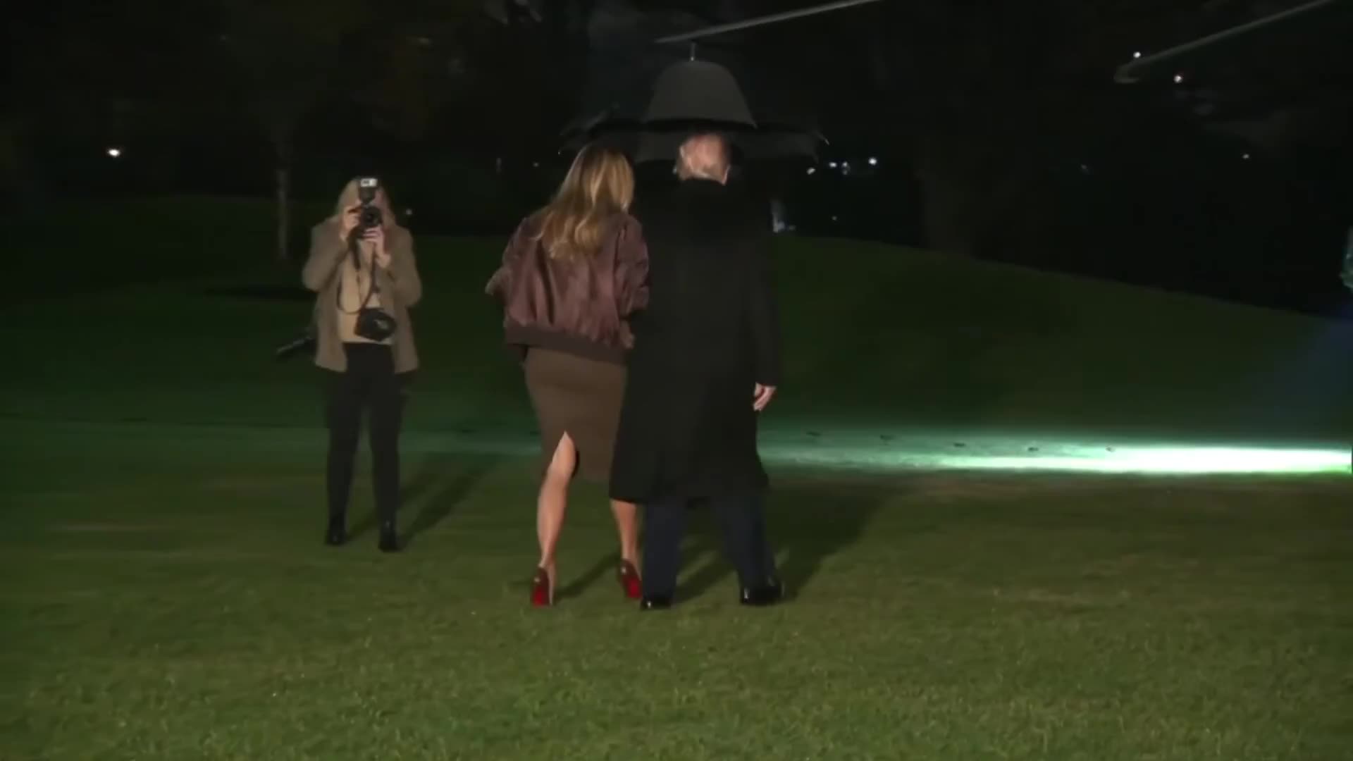 🚨Tổng thống Trump rời WH đến Florida cùng Melania, lên trực thăng Marine One.