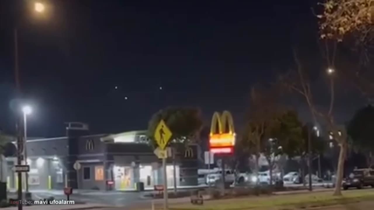 3 drones OVNI ont été aperçus au-dessus de McDonald's ! OVNI au-dessus de la ville de San Diego