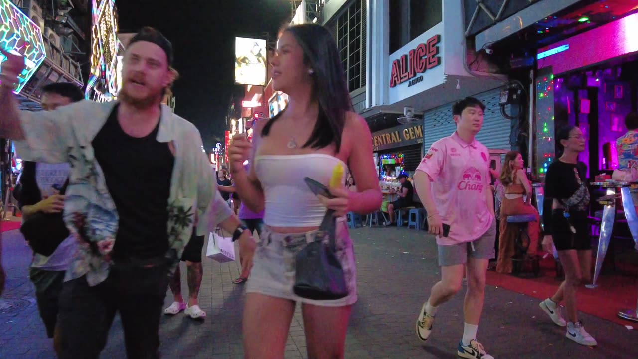 "Pattaya’s Late-Night Secrets – What Tourists Don’t See!"